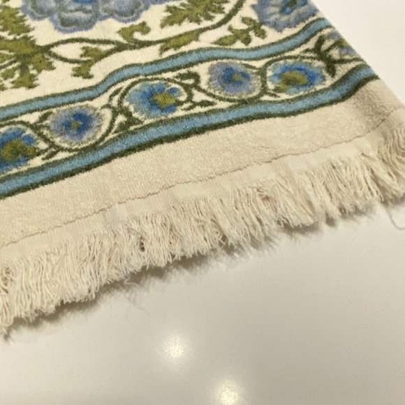 Vintage 1980s Cream Blue Green Floral Towel by Caldwell 40 x 24 in - Picture 6 of 9